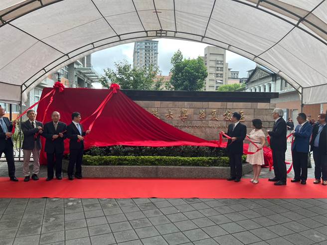 教育部长潘文忠（右五）、台科大校长顏家钰（左四）等人为华夏校区揭牌。（王扬杰摄）
