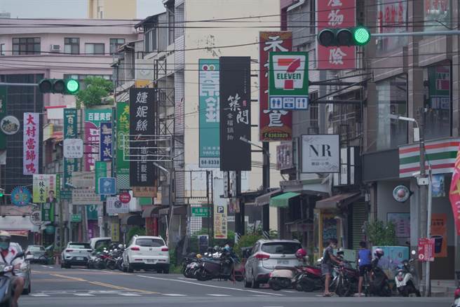 彰化员林火锅店满街林立，以大同路来讲，短短不到2公里的距离，就有将近20家火锅店。（吴建辉摄）