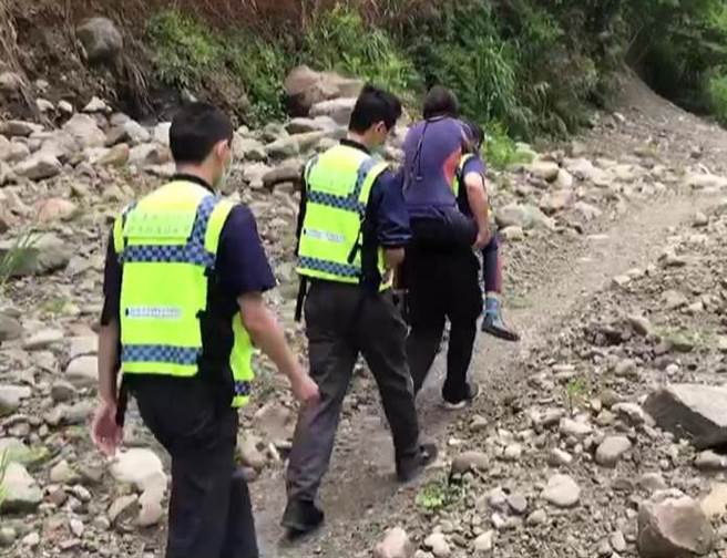 嘉义县消防局奋起湖分队人员抢救背负蔡女上岸。（嘉义县消防局提供／廖素慧嘉县传真）