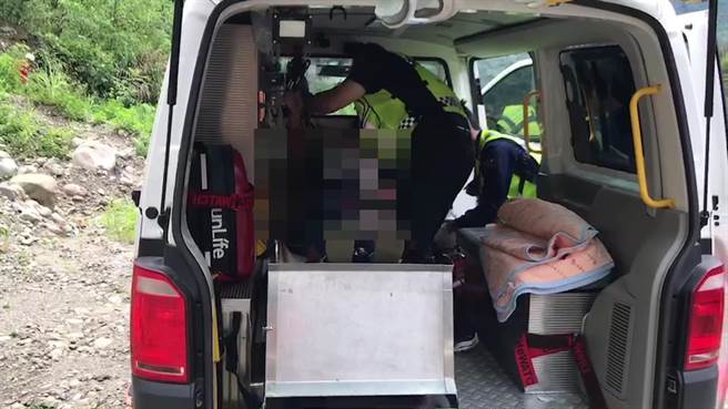 嘉义县消防局奋起湖分队人员抢救背负蔡女上救护车送医。（嘉义县消防局提供／廖素慧嘉县传真）