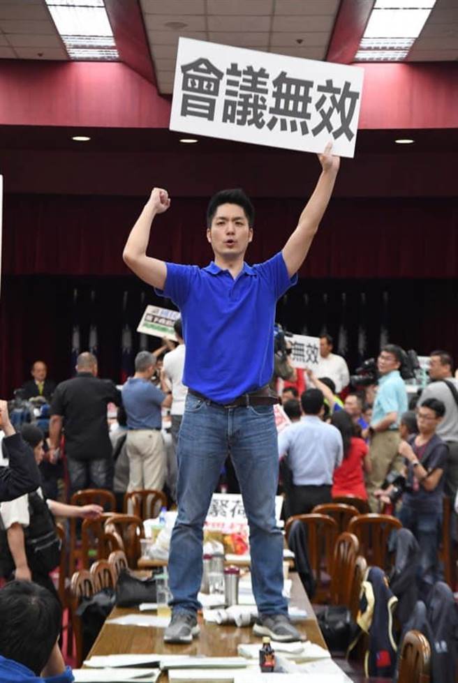 民進黨立委吳思瑤1日質疑，蔣萬安當年跳上會議桌反對前瞻，帶頭進行敲鑼打鼓、丟水球撒麵粉的政治鬧劇，如今當了市長才大夢初醒，早知如此何必當初？（摘自吳思瑤臉書）