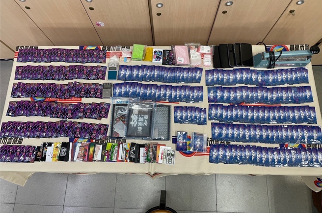 警方在基隆信义区查获19岁廖姓天道盟同心会成员等人到案，现场查扣毒品咖啡包成品257包、第三级毒品恺他命1包、毒品分装原料2包、电子磅秤2台、封口机1台、毒品咖啡包分装袋1批及行动电话2支等证物。（图／警方提供）