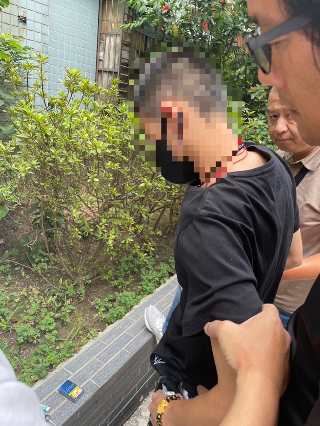 警方在基隆信义区查获19岁廖姓天道盟同心会成员等人到案。（图／警方提供）