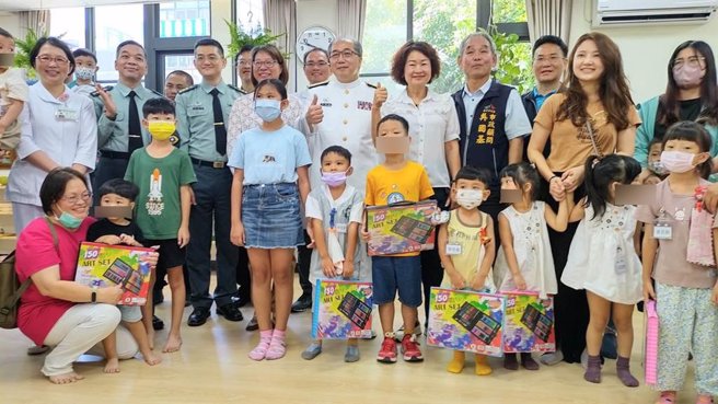 国军台中总医院与「台中市蒙特梭利教育基金会」携手合作，成立「职场互助教保服务中心」1日盛大开园揭牌。（国军台中总医院提供／冯惠宜台中传真）