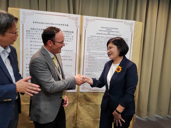 云林县长张丽善（右一）从向司马特衬衫上的一个徽章得知洪堡郡也在推动SDGs显得很惊奇，双方握手惺惺相惜。（周丽兰摄）