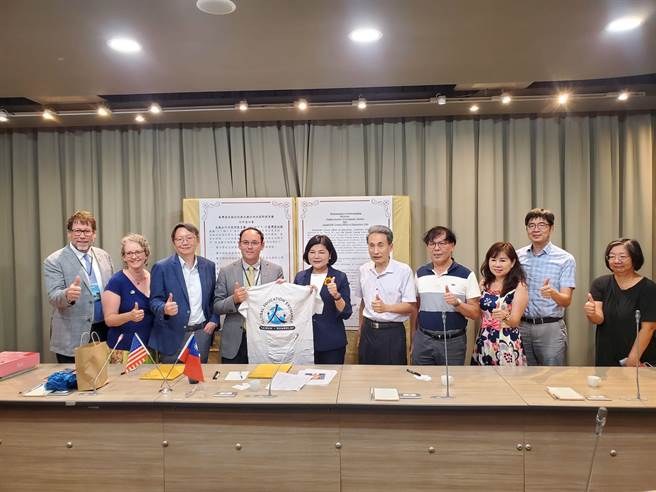 加州洪堡郡的教育厅副厅长司马特回赠一件写着「人」的Ｔ恤。（周丽兰摄）