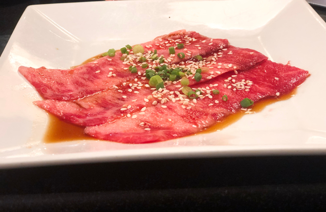 日本一名网友近日到餐厅用餐，当时服务员送上烤牛肉，但摆盘方式却让她想歪了。(示意图/达志影像)