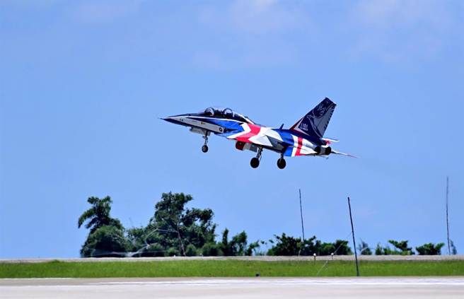 台中清泉岗基地8月12日举办航空嘉年华活动，有5架「勇鹰高教机」将衝场。（示意图/本报资料照）