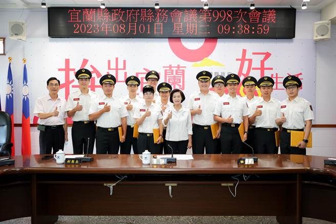 宜兰县长林姿妙为鼓励救护同仁的辛劳，特别在今（1日）县务会议中亲自颁奖。（宜兰县消防局提供／吴佩蓉宜兰传真）