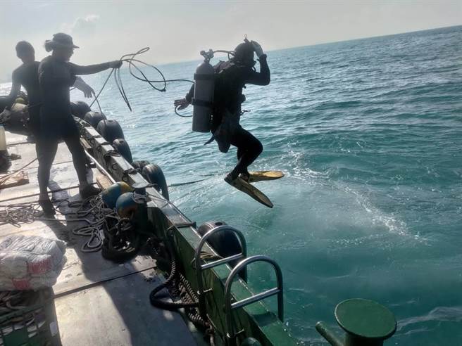 潛水員整備下水作業。（翻攝照片／洪靖宜高雄傳真）