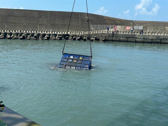 鳳鼻頭漁港港內貨櫃吊掛移除作業。（翻攝照片／洪靖宜高雄傳真）