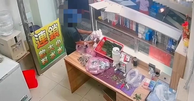 新北市三重区三和路二段27日晚间22时31分许发生一起窃盗案，民眾放在槟榔摊之爱心零钱箱遭人窃取。（翻摄画面）