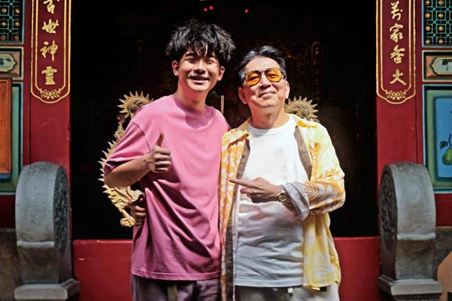 胡玮杰(左)、高捷相隔17年二度合作，在剧中演父子。（草舍文化提供）