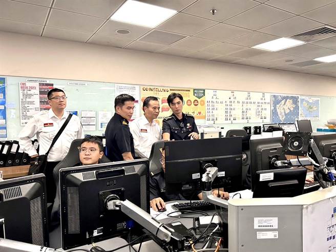 李清安（右二）观摩新加坡勤务派遣中心运作。（新北市消防局提供）