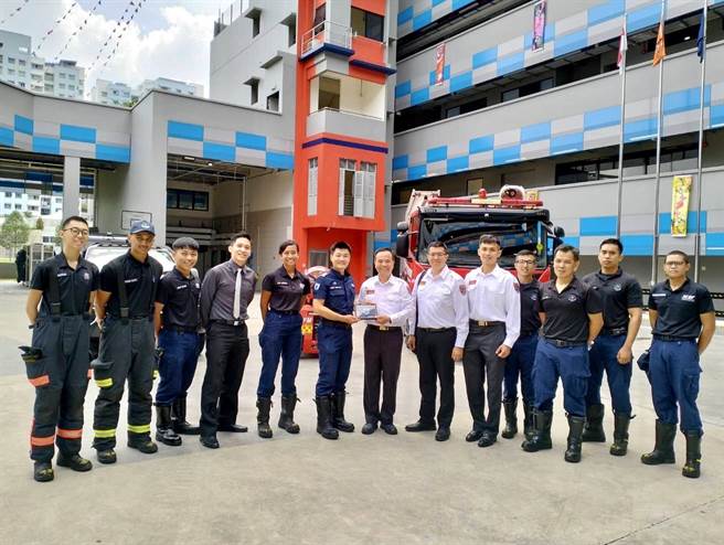 李清安（图中）参访新加坡榜鹅分队。（新北市消防局提供）