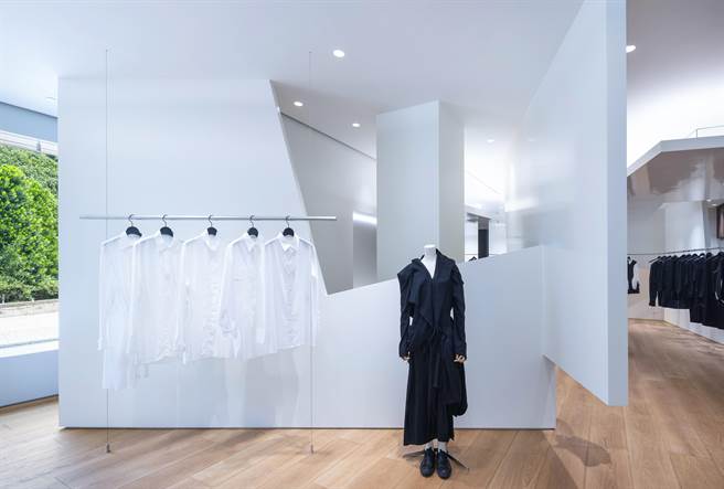 店内空间与几何、解构空间组成，充满山本哲学。（君梵提供／黄唯淯台北传真）