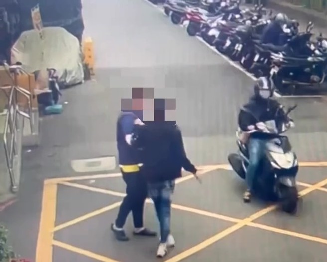 新北市三重区仁和街今年3月13日16时许发生一起持折迭刀拦停恐吓路人。（翻摄画面）