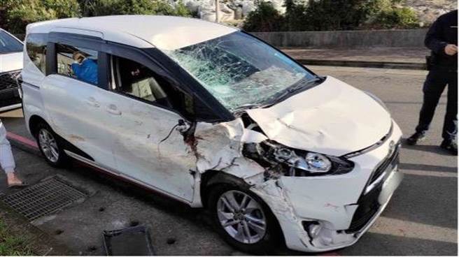 被高姓男子弃置的肇事车辆，从车体损毁情形，可见当时撞击力道之大。（本报资料照）