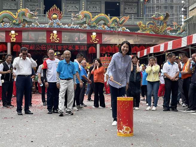 草屯镇惠德宫邀南投县长许淑华点燃起马炮后，展开城隍爷圣诞千秋遶境祈安活动。（杨静茹摄）