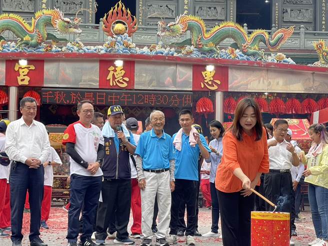 立委马文君等来宾点燃起马炮后，草屯镇惠德宫展开城隍爷圣诞千秋遶境祈安活动。（杨静茹摄）