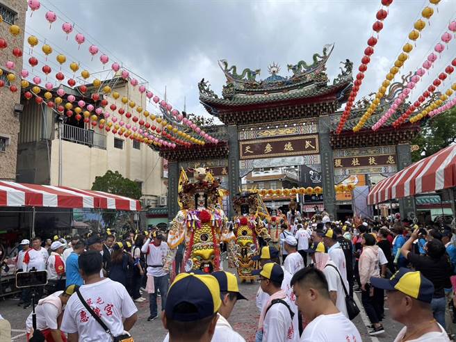 农历6月15日城隍圣诞将展开日巡，由七爷、八爷护驾城隍爷遶境祈福，沿途信眾敬备香案祈福。（杨静茹摄）