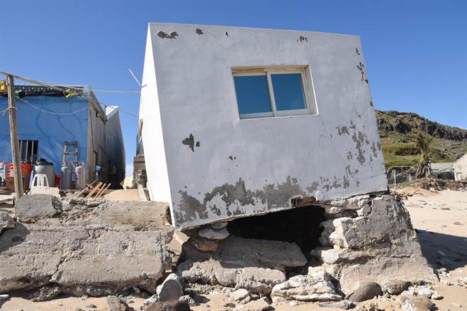 东屿坪的民宅在这次风灾中地基被淘空。（澎湖县政府提供／许逸民澎湖传真）