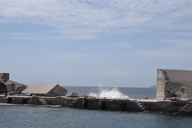 花屿码头堤面不敌这次风灾巨浪，严重损坏。（澎湖县政府提供／许逸民澎湖传真）