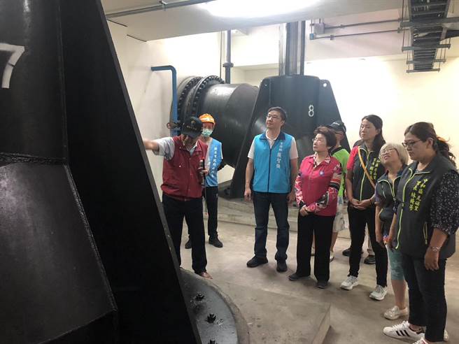 卡努颱风趋近台湾，为防止淹水，新北市议员陈锦锭、国民党立委参选人张智伦1日下午与中和区多位里长会勘瓦瑶抽水站，听取水利局简报。（高钧麟摄）