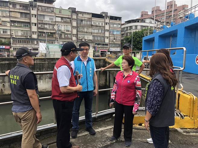 确保新北中和瓦瑶抽水站运作顺畅，议员陈锦锭、张智伦今午与中和区多位里长会勘瓦瑶抽水站。（高钧麟摄）