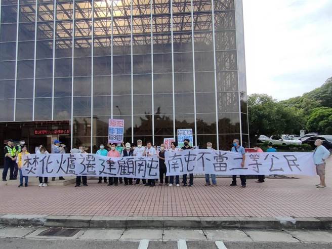 「台中市文山焚化厂兴建营运移转案」公听会1日下午于文山焚化厂举办，台中市议员何文海、吴佩芸与多位地方里长、居民到场抗议。（潘虹恩摄）