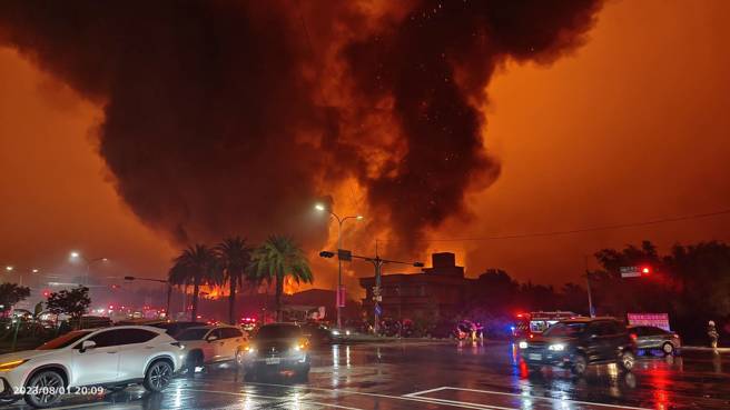 今1日晚间19时许新北林口发生大火。（民眾提供）