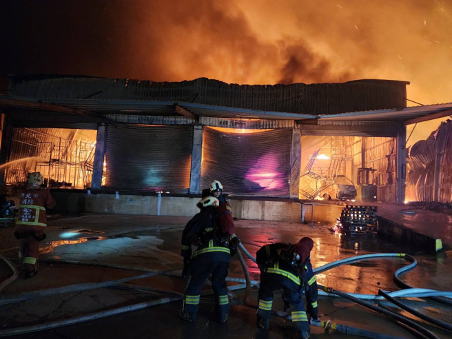 今1日晚间19时许新北林口发生大火。（民眾提供）