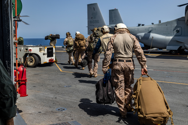2023年7月28日，美国海军陆战队第26海军陆战队远征部队（MEU）以及具倍特种作战能力（SOC）的部队在黄蜂级两栖攻击舰巴丹号准备离开地中海。（DVIDS）