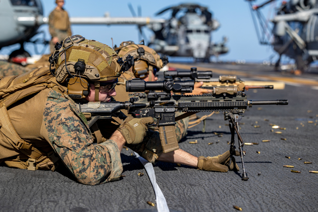2023年7月27日<第26海军陆战队远征队（具备特种作战能力）在黄蜂级两栖攻击舰巴丹号 上进行归零射击。（DVIDS）