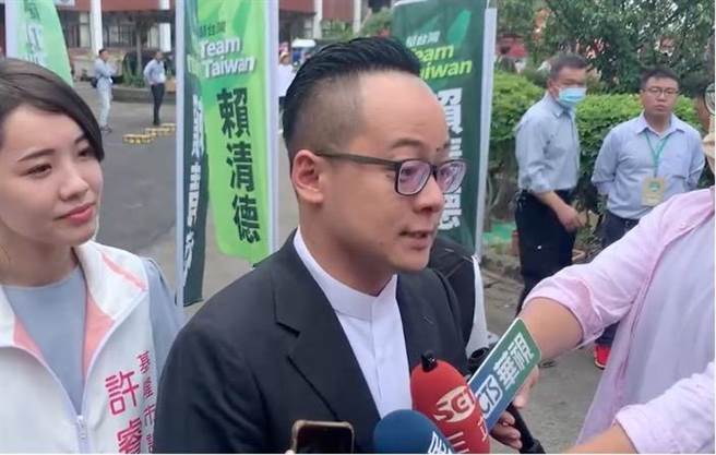 民进党籍的基隆市议长童子玮针对谢典林彰化县议长退党表示尊重，并欢迎他加入挺赖的信赖台湾全国正副议长后援会。（徐佑升摄）