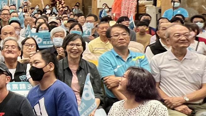 今天现场来了大约400位民眾，较引人瞩目是坐在前排的顏纯左（第二排左二）、顏纯民（第二排左一）两兄弟。（张毓翎摄）