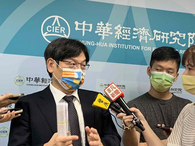 中华经济研究院长叶俊显分析，内需畅旺带动今年GDP，且厂商反映没有过热的现象。（图／陈碧芬）