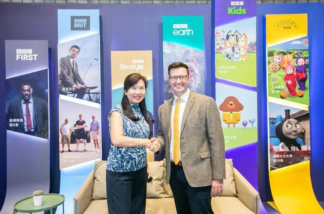 （图右为BBC Studios 亚洲区 资深副总裁暨总经理 Phil Hardman、图左为台湾大哥大新媒体事业 副总经理李芃君。图／台湾大哥大提供）