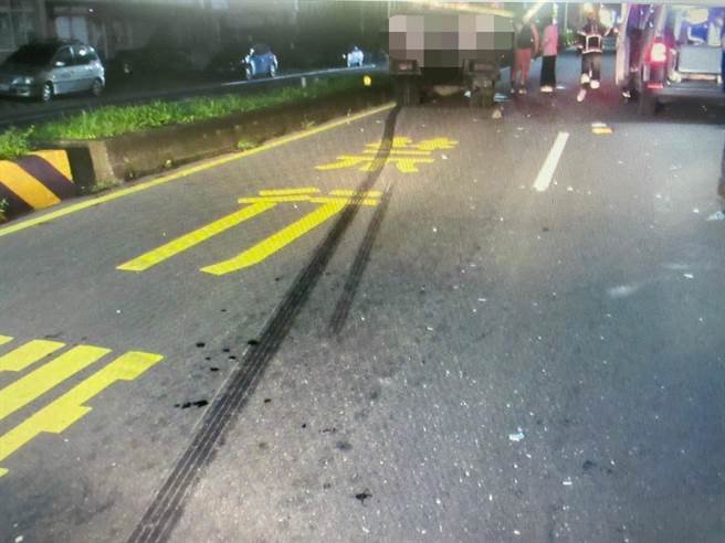 屏东麟洛乡昨天深夜发生一起惊悚死亡车祸，57岁男未走斑马线连挨撞3次亡。（警方提供／谢佳潾屏东传真）