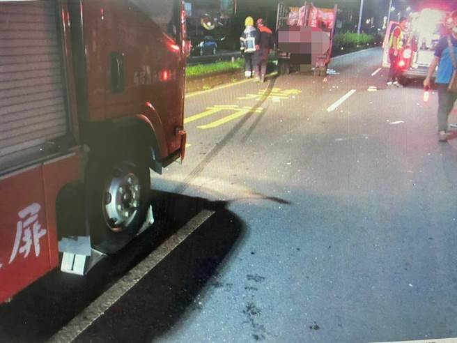 屏东麟洛乡昨天深夜发生一起惊悚死亡车祸，57岁男未走斑马线连挨撞3次亡。（警方提供／谢佳潾屏东传真）