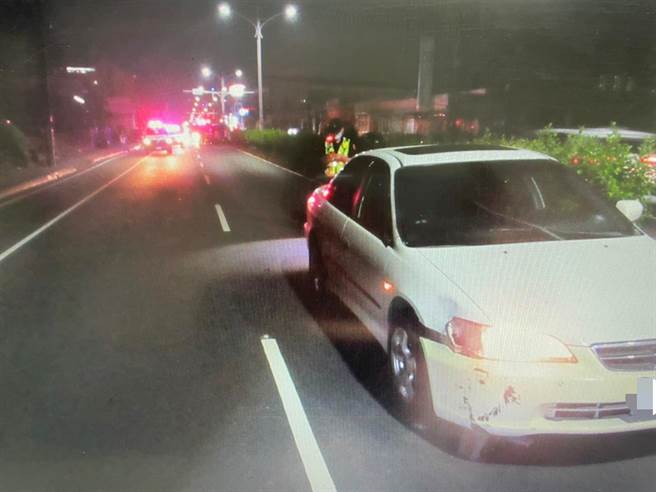 屏东麟洛乡昨天深夜发生一起惊悚死亡车祸，57岁男未走斑马线连挨撞3次亡。（警方提供／谢佳潾屏东传真）