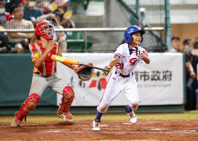王圣穰（右）在2局下击出右外野深远二垒打，助中华队打破鸭蛋。（中华棒协提供）