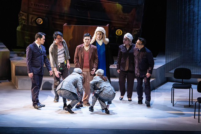 黑眼睛跨剧团《天中杀》。(图/臺北表演艺术中心提供)