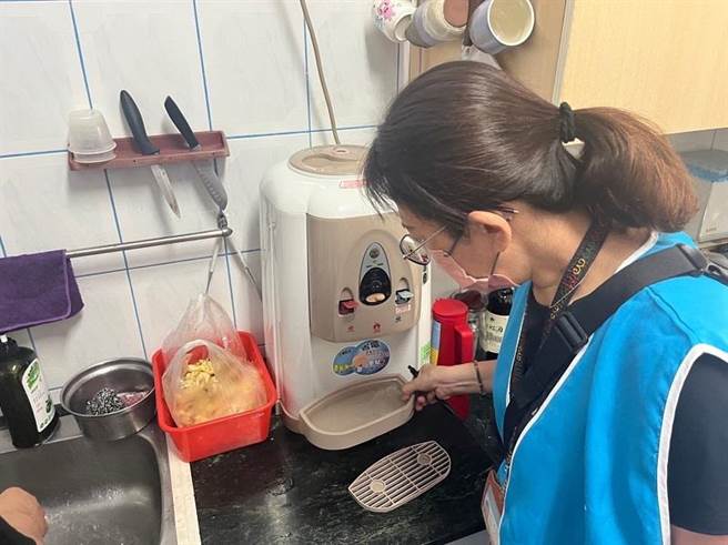 屏东县至今累计2例本土登革热病例，县府1日为鼓励医师提高警觉善用NS1快筛并加强通报，推出通报奖励机制。（屏县府提供／谢佳潾屏东传真）