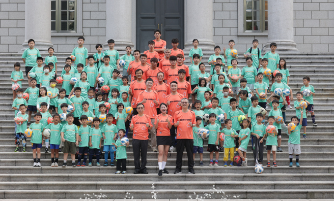 台北亲子足球营开幕典礼，主办单位与教练、学员于「小白宫」尚志教育研究馆前阶梯大合照。（台北市体育会足球协会提供）