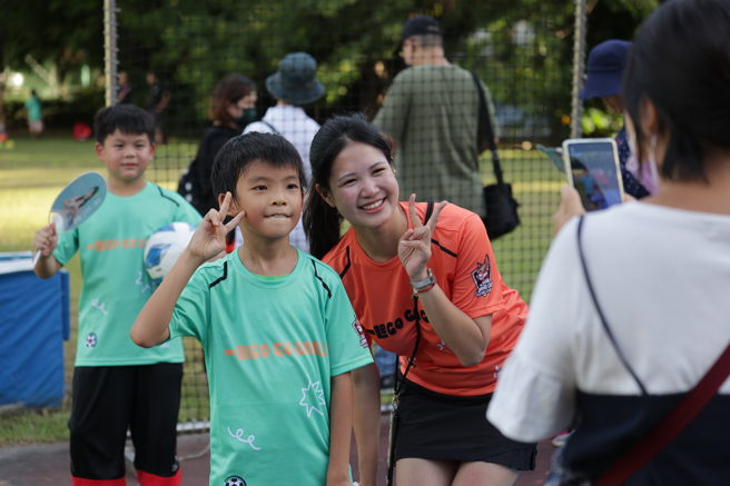 台北市议员林亮君与小学员开心合照。（台北市体育会足球协会）