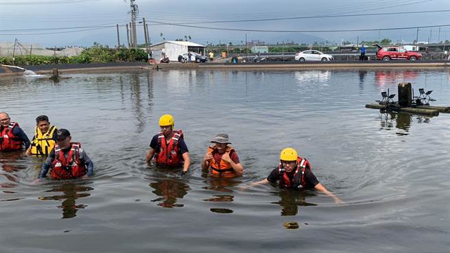屏东崁顶乡1日惊传有男童掉落鱼塭，警消花了近2个小时以「人链救溺」的方式，在水深可将成人灭顶的鱼塭寻获8岁男童，但男童送医后不治。（屏东消防局提供／谢佳潾屏东传真）