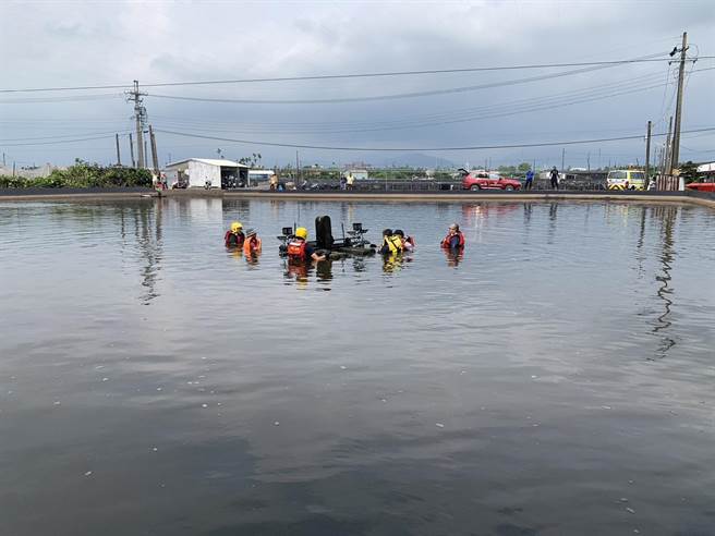 屏东崁顶乡1日惊传有男童掉落鱼塭，警消花了近2个小时以「人链救溺」的方式，在水深可将成人灭顶的鱼塭寻获8岁男童，但男童送医后不治。（屏东消防局提供／谢佳潾屏东传真）