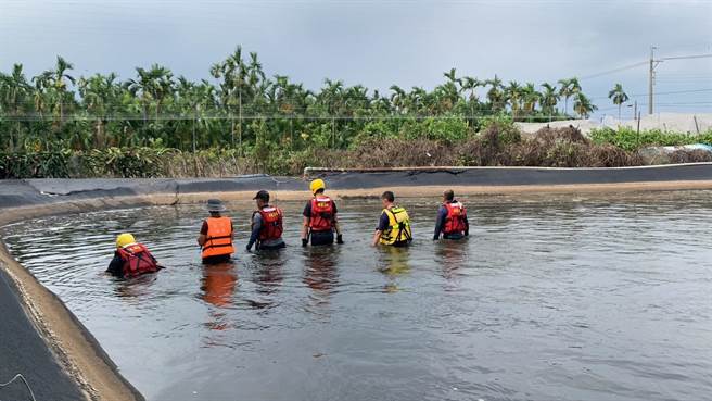 屏东崁顶乡1日惊传有男童掉落鱼塭，警消花了近2个小时以「人链救溺」的方式，在水深可将成人灭顶的鱼塭寻获8岁男童，但男童送医后不治。（屏东消防局提供／谢佳潾屏东传真）