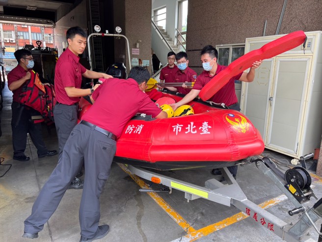 適逢天文大潮，加上卡努颱風外圍環流降雨，北市消防局已完成整備。（圖／北市消防局提供）
